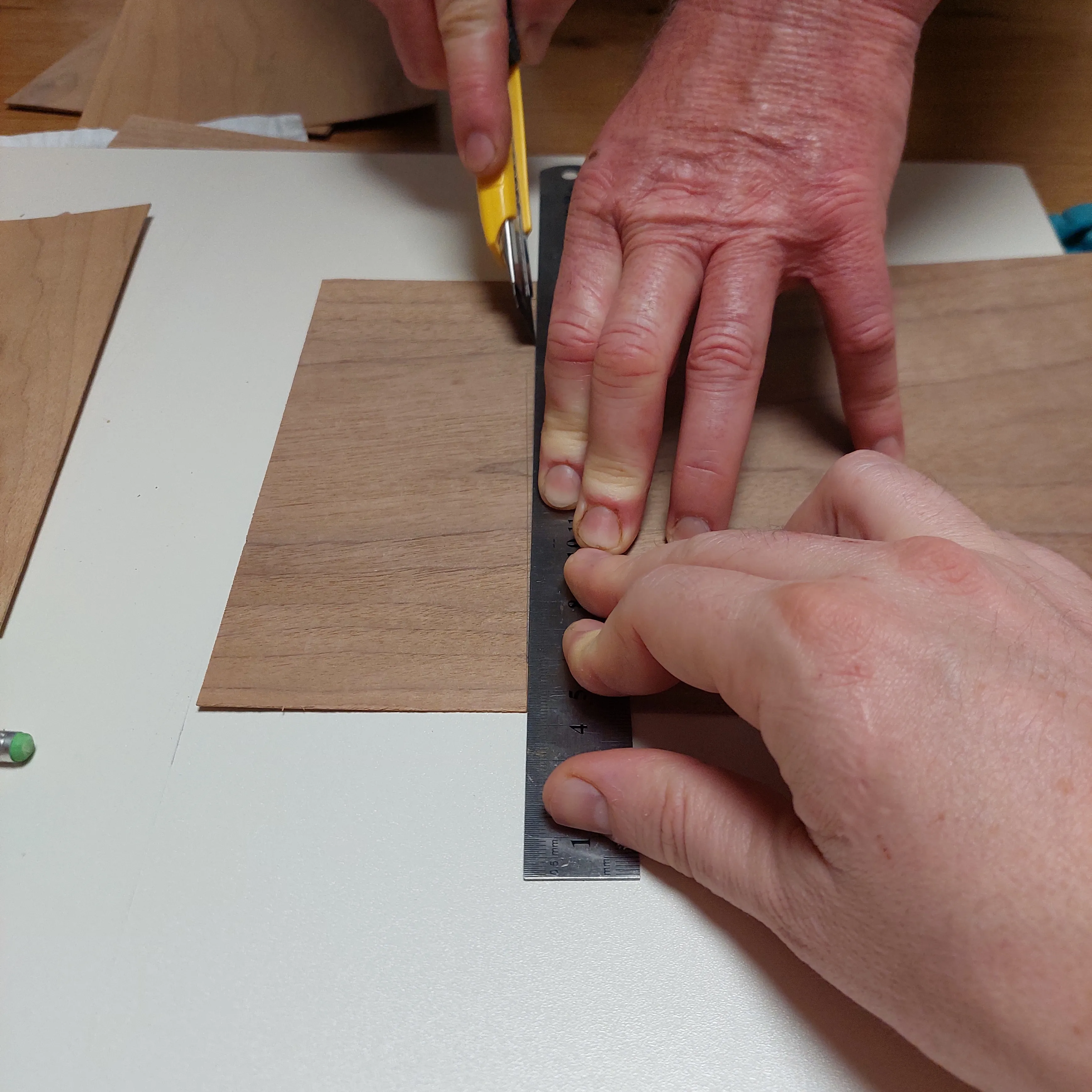 Zuschnitt des Furniers