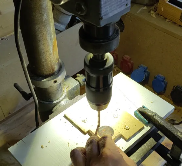 Bohren der 30mm Einsenkung mit Forstnerbohrer