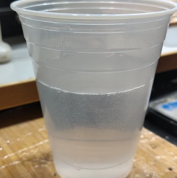 Eingießen des Epoxidharzes mit Pipette